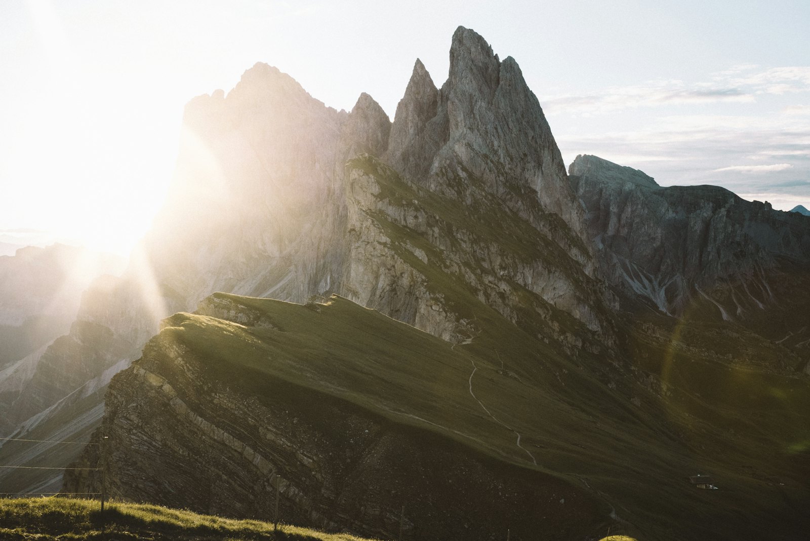 Le guglie del Seceda nelle Dolomiti, con il sole del mattino che spunta dietro la cresta
