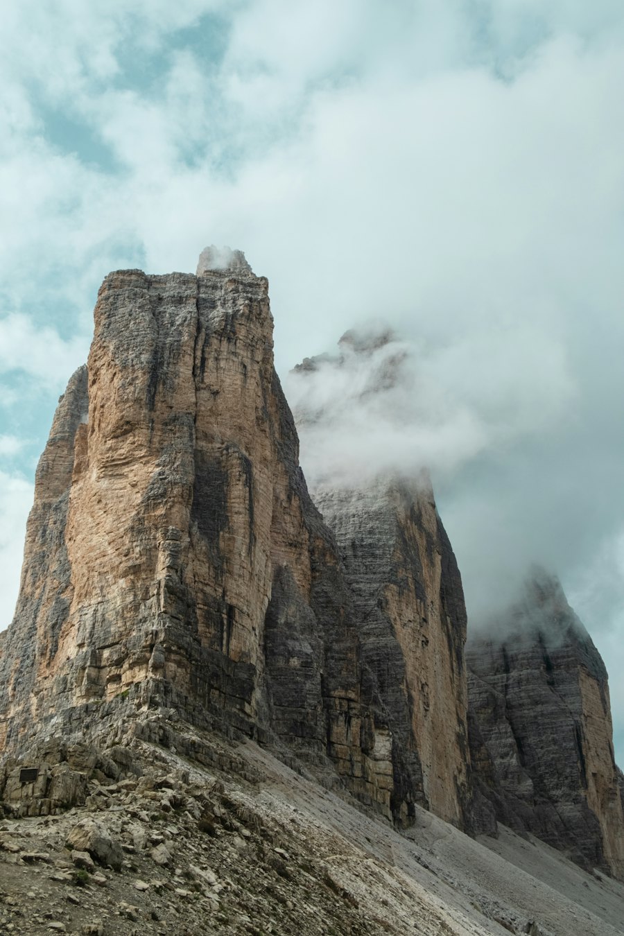 Le pareti delle Tre Cime di Lavaredo avvolte dalle nuvole
