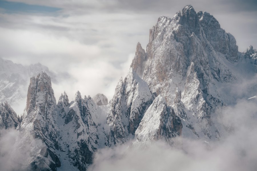 Cime innevate delle Dolomiti che escono dalle nuvole