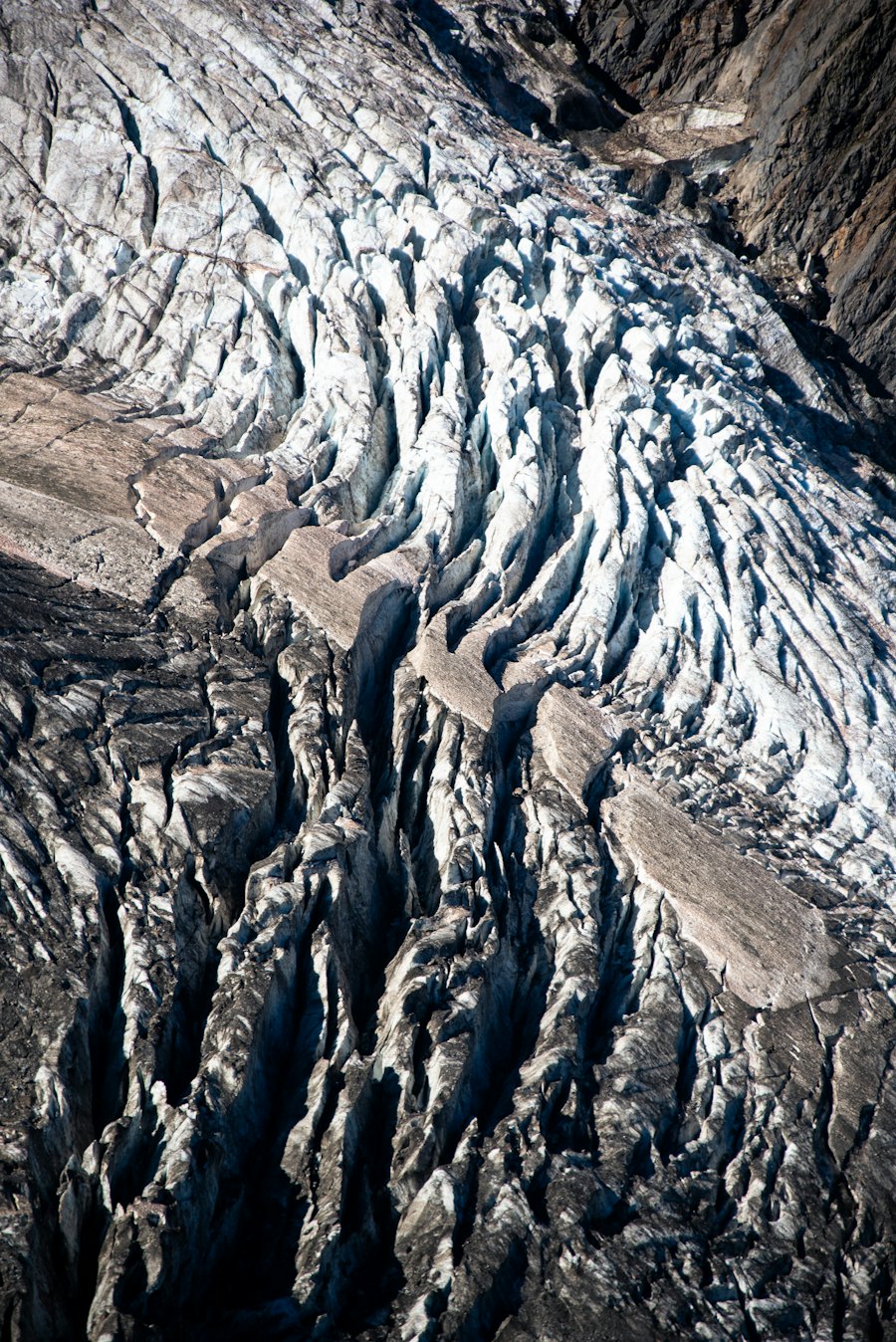 Un ghiacciaio alpino visto dall'alto, pieno di crepacci